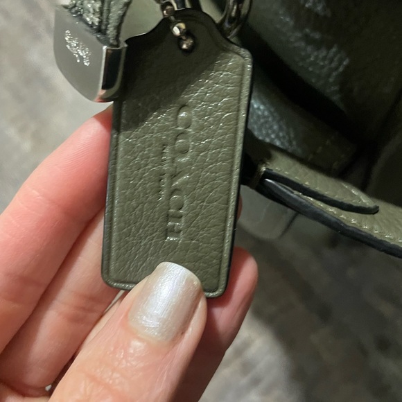 Coach Pebble Green Leather Shoulder Bag with Minimalist Design - Picture 5 of 6
